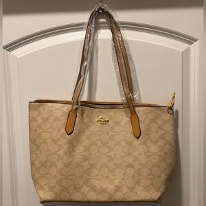 Signature zip top tote
